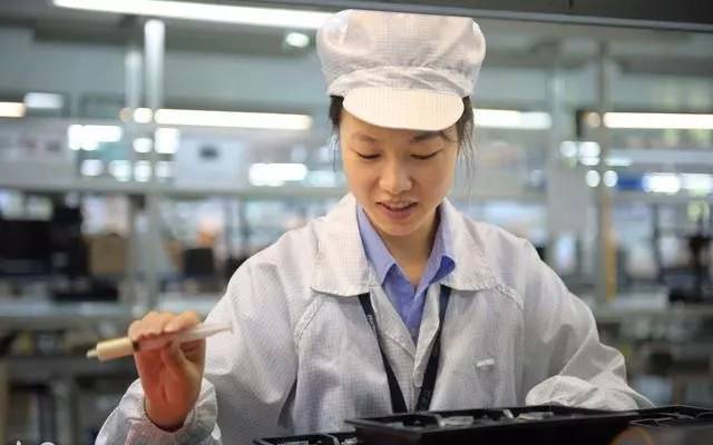 姚安娜"520"戴工牌到车间工厂打工