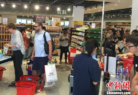 外国游客“买买买” 中国购更火了