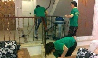 保洁大爷擦玻璃猝死