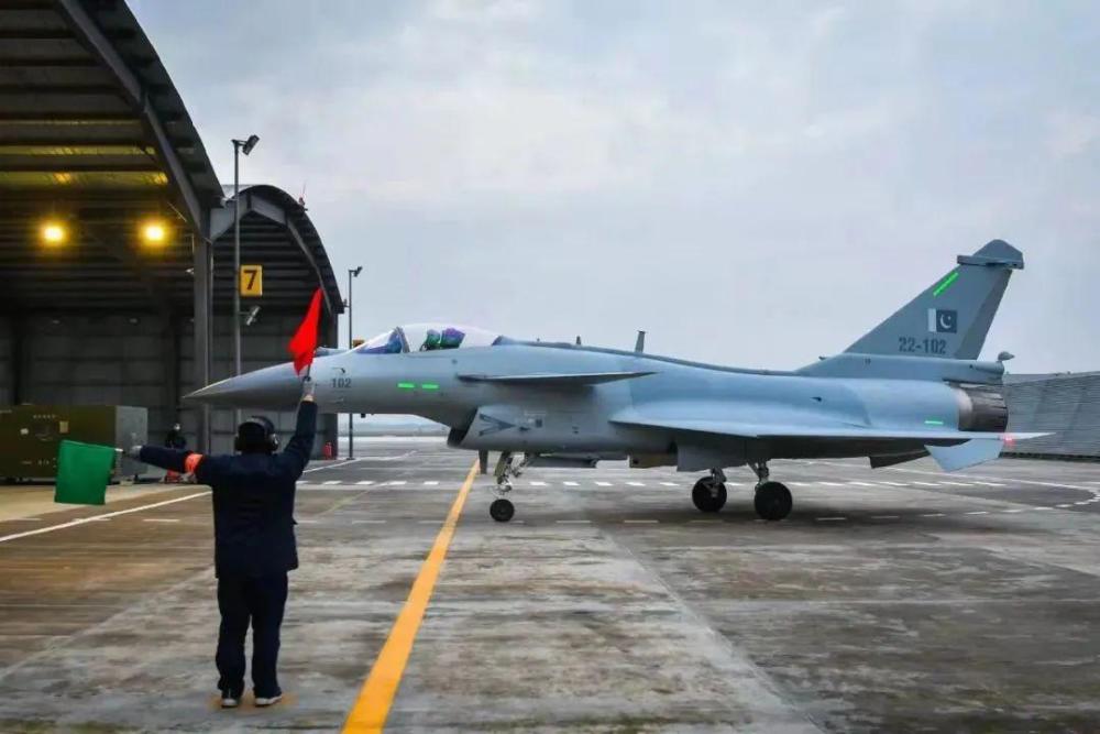 歼10CE模型成兰卡威海空展打卡点