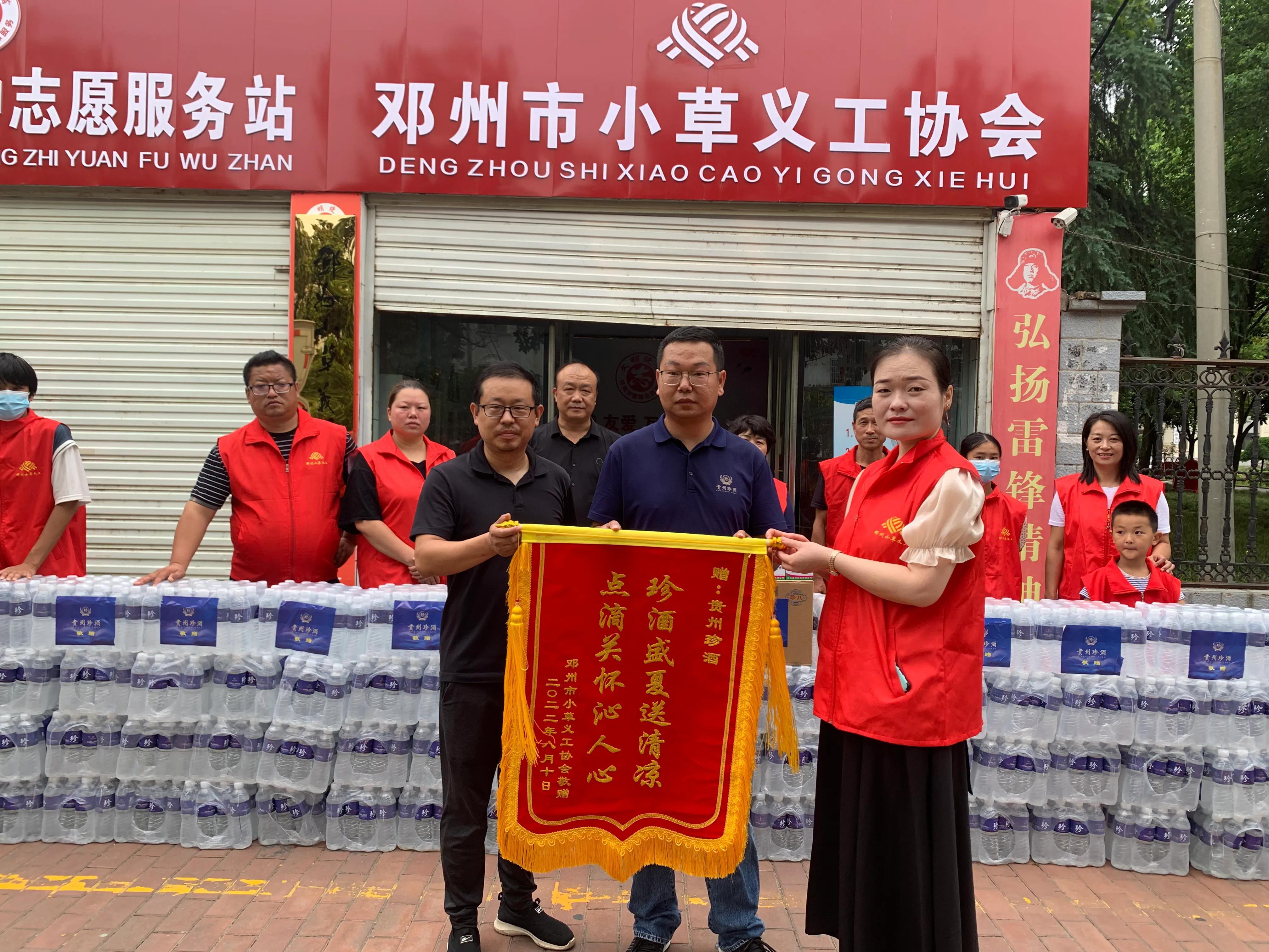 贵州暴雨淹没车辆 有商户损失数万元
