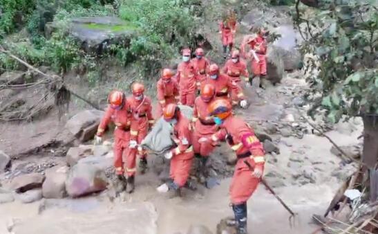 山体滑坡19人被困