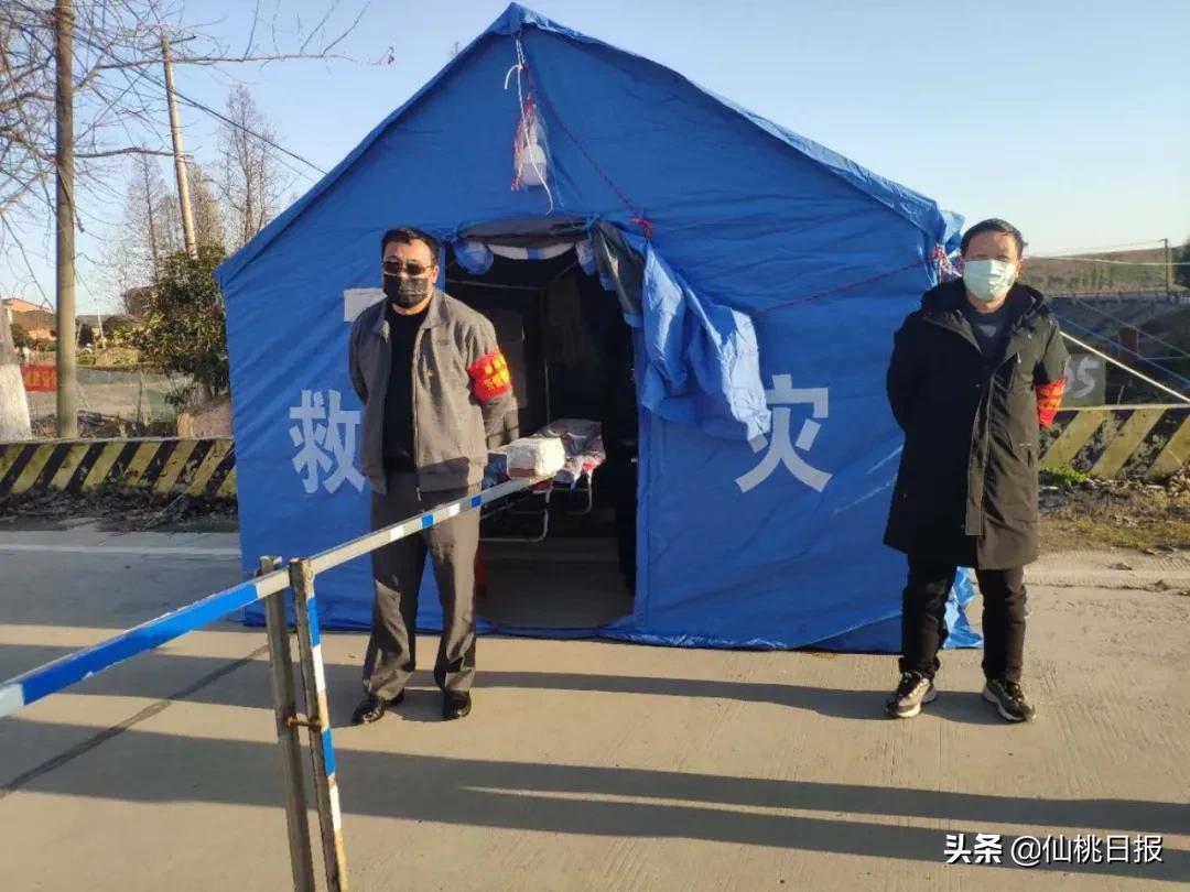 惊险！武汉暴雨路面被淹男子蹚水过街，这一幕让人揪心！