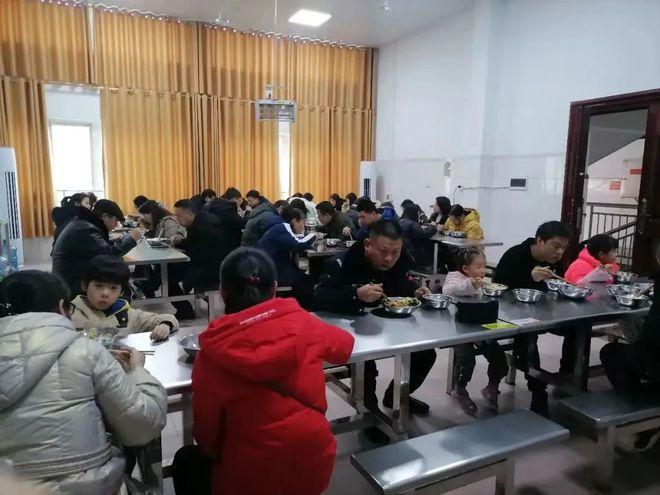 "高中让家长陪餐监考"引热议是家校共育还是责任转嫁？
