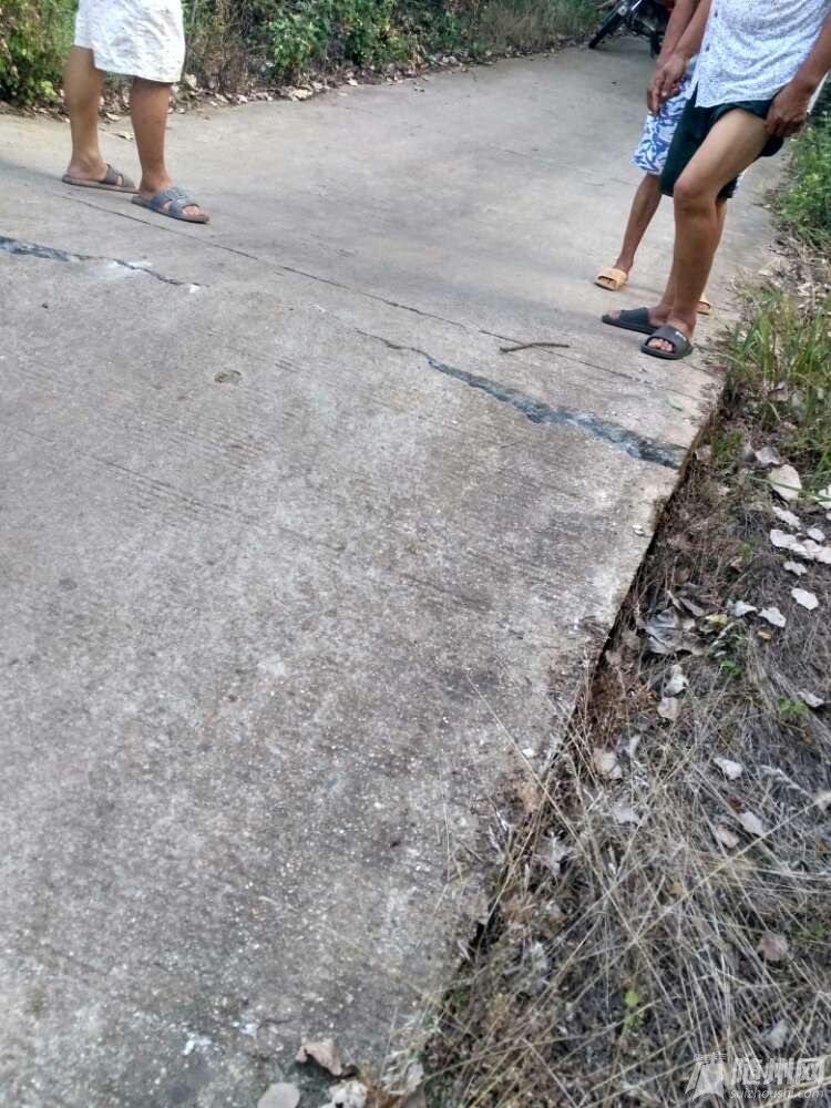 惊！村道因高温热胀隆起，村民出行受阻！如何应对？