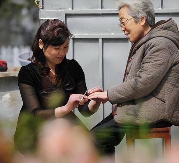 震惊！孤老去世留下房产邻居要求分一半，法律与道德如何抉择？