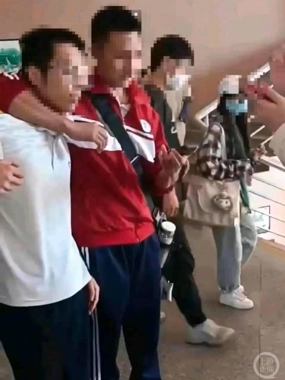 高校男生偷拍女性 被当场抓获