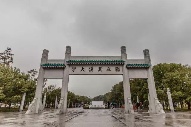 震惊！武大校门又被淹1米深？校方回应每年都这样！
