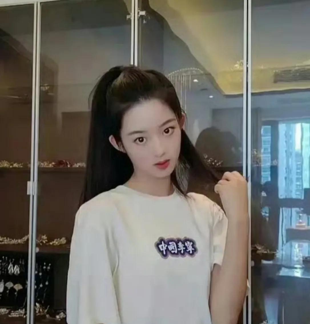 震惊！天价耳环女星黄杨钿甜父亲被调查，背后隐藏什么秘密？