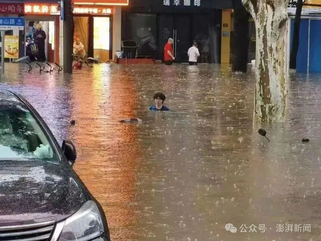惊！武汉暴雨武大校门口被淹，师生出行受阻！最新情况速览