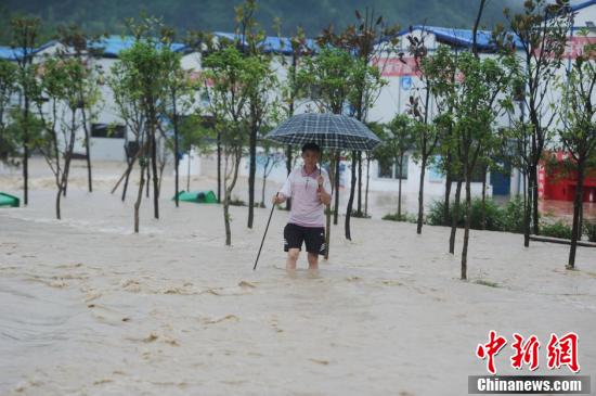 张家界暴雨洪水肆虐家中竟成急流通道！居民如何自救？