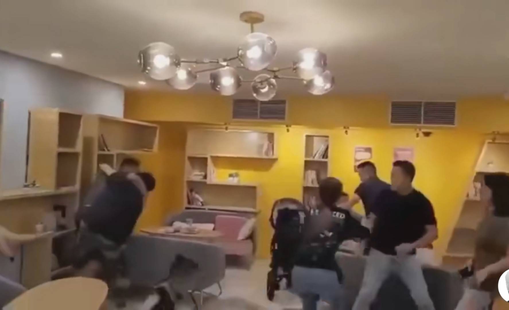 震惊！中国留学生及妻子在澳遭多人殴打，背后真相令人愤怒！