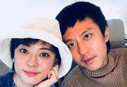 邓超发文悼念朱媛媛引争议！狗头表情背后有何深意？