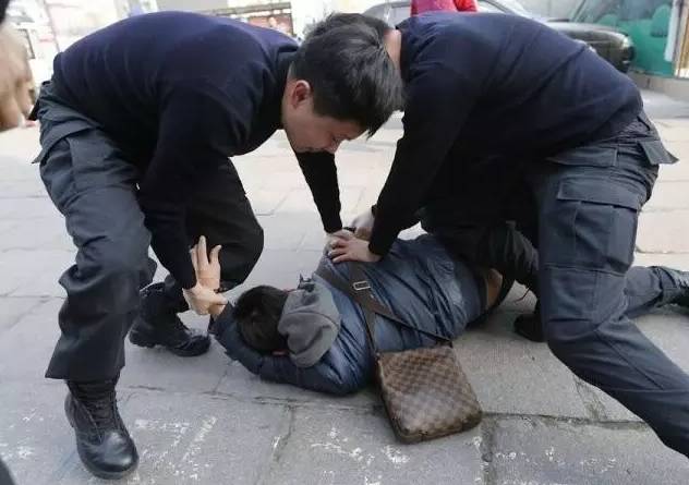 "小偷被追到体力不支！惊险追逐现场曝光，结局让人意外！"