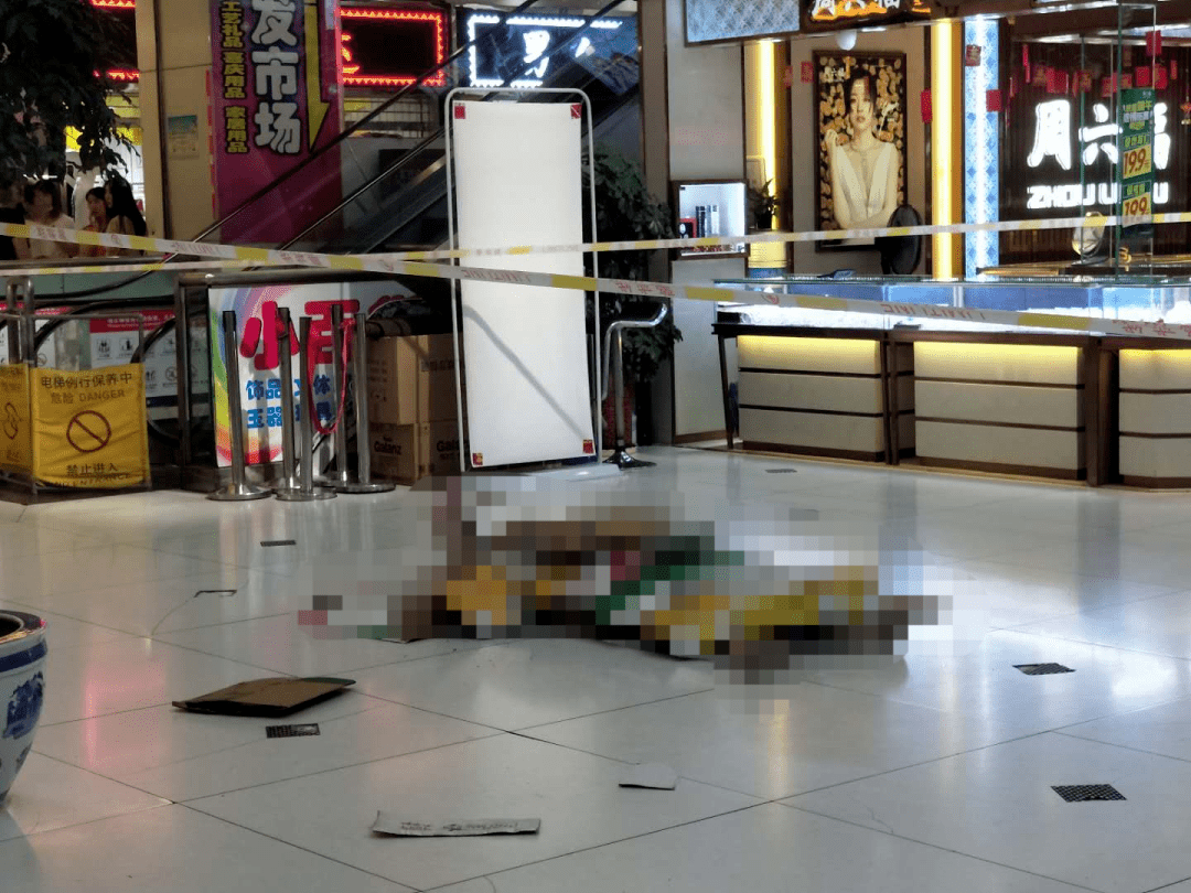 突发！扬州一商场内有人坠亡，现场细节令人揪心
