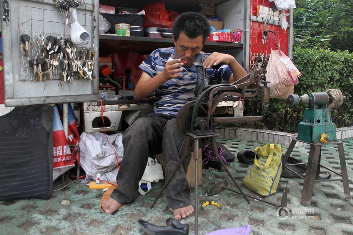 "震撼！双腿残疾男子街头修鞋英语却很好，背后故事让人泪目！"
