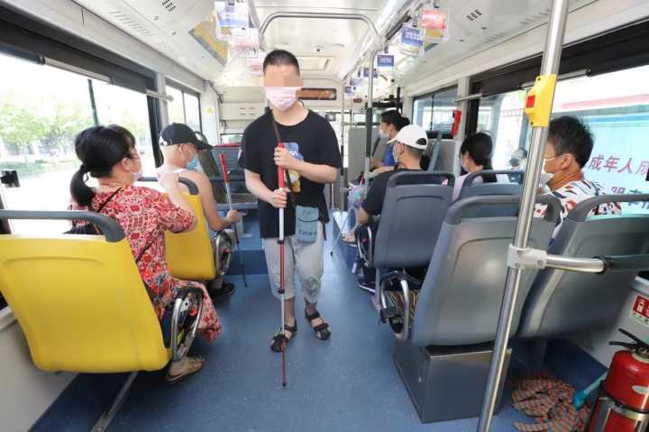 "震撼体验！第一次坐上会导盲的公交车，科技让出行无障碍！"