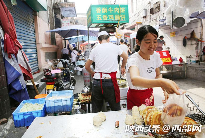 "90后夫妻街头卖艺"引热议他们为何放弃高薪选择自由人生？
