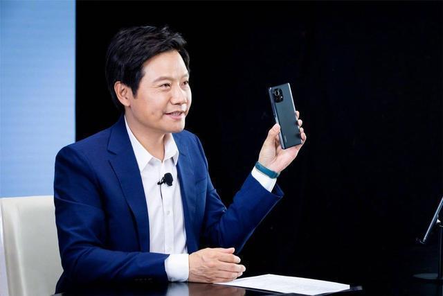雷军回应新手机为何定价较高？揭秘背后三大真相，网友直呼“太敢说”！