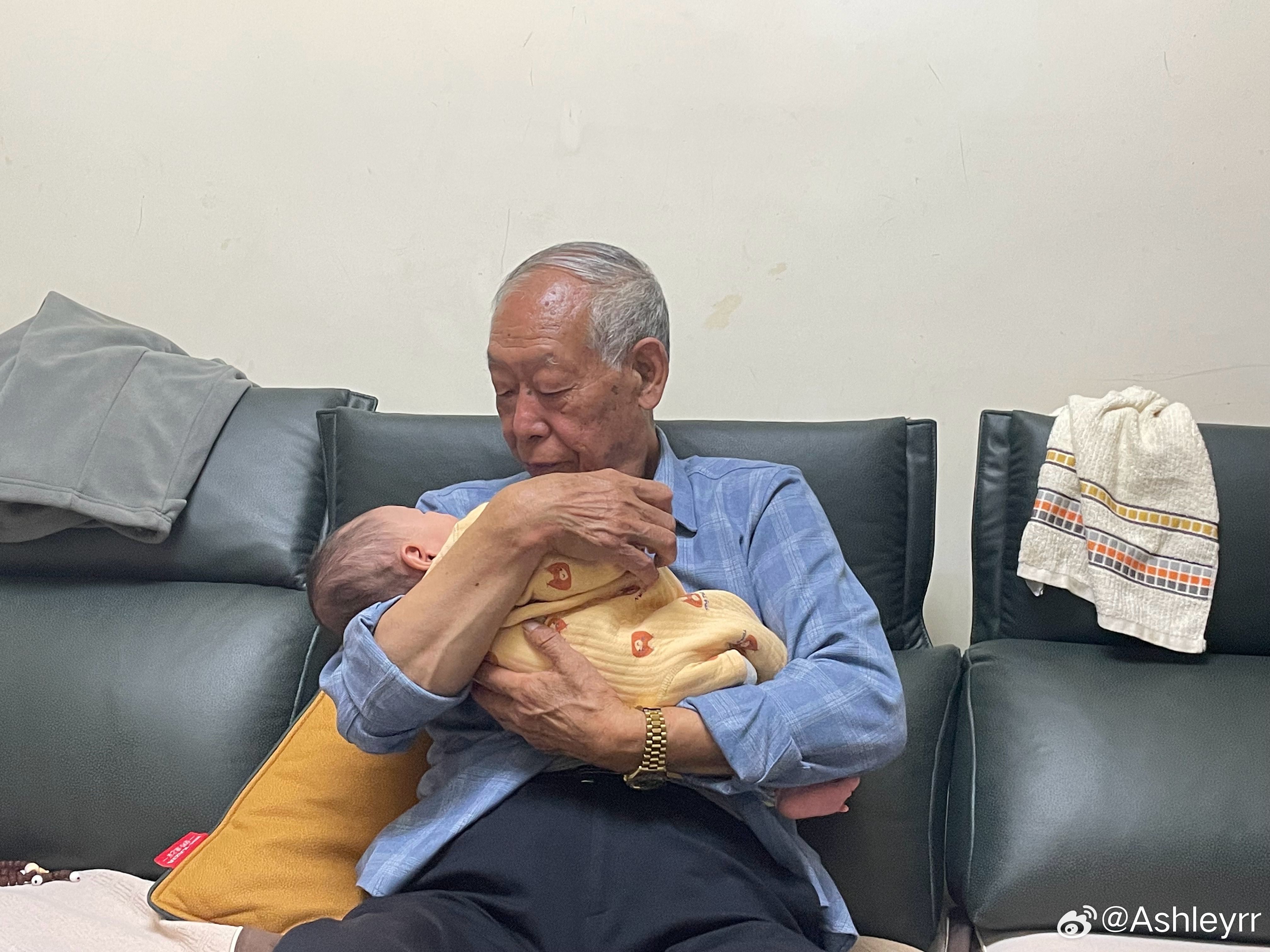 暖心瞬间！女子抱着婴儿给99岁爷爷惊喜，祖孙四代同堂感动全网