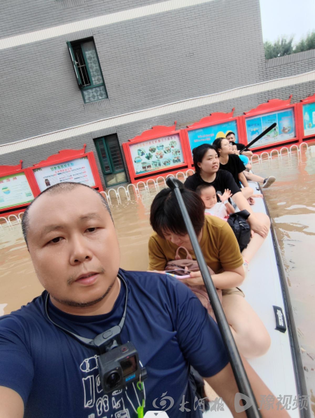 惊险！暴雨天家长划桨板接娃引热议，安全指南速看！