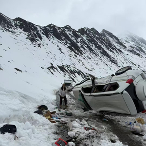 惊险！多名老人自驾石九线穿越雪山时翻车，生死瞬间曝光！