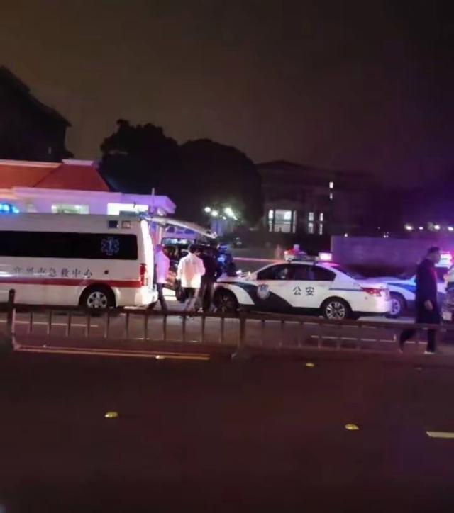 震惊！下班高峰持刀伤17人事件凶手动机成谜，市民如何自保？