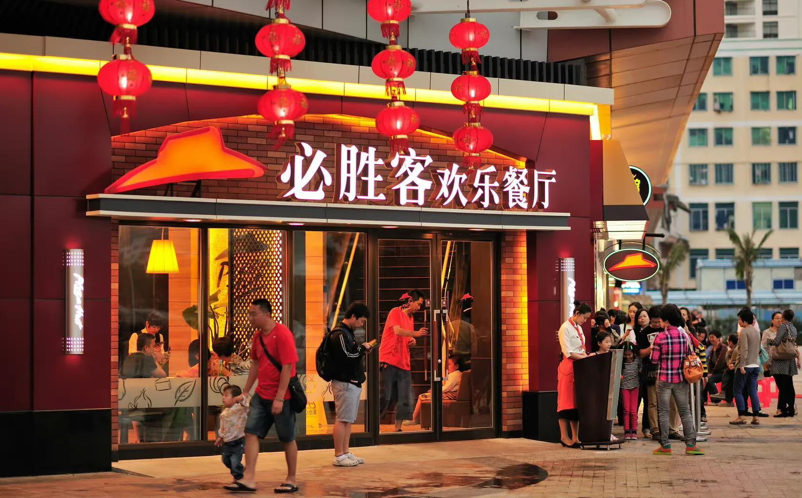"必胜客多次面临擦边质疑"引热议品牌营销还是道德失守？