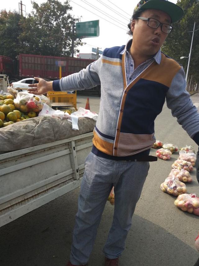 "男子摆摊卖水果 大哥每天去转两趟"背后藏着什么秘密？揭秘街头小贩的生存智慧！