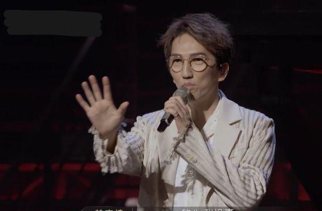 震惊！何炅宣布林志炫淘汰后数次结巴，背后真相令人意外！