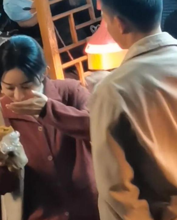 赵丽颖粉色双马尾造型惊艳全网！少女感爆棚的背后有何秘密？
