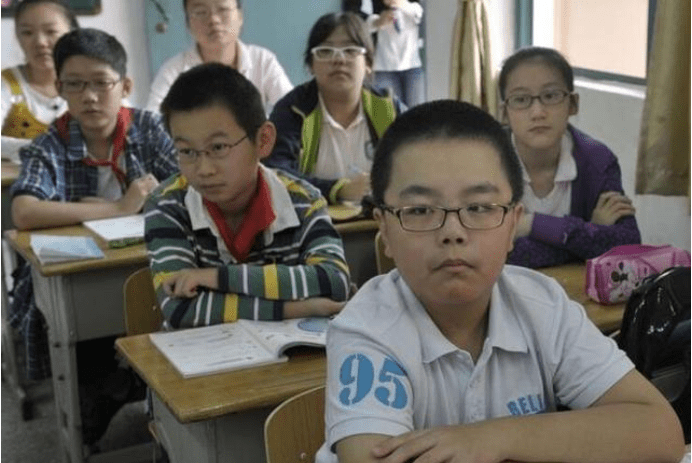 震惊！特朗普炮轰哈佛很多学生连2+2都不会，美国教育怎么了？