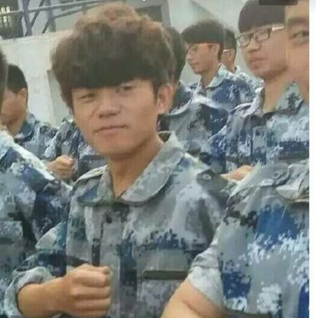 "300万人票选最丑军训服！新生崩溃天塌了！这设计谁顶得住？"