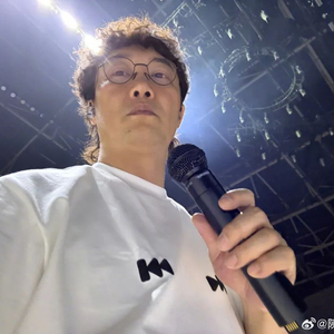 震惊！新冠刚康复的陈奕迅演唱会上爆咳，粉丝心疼不已！